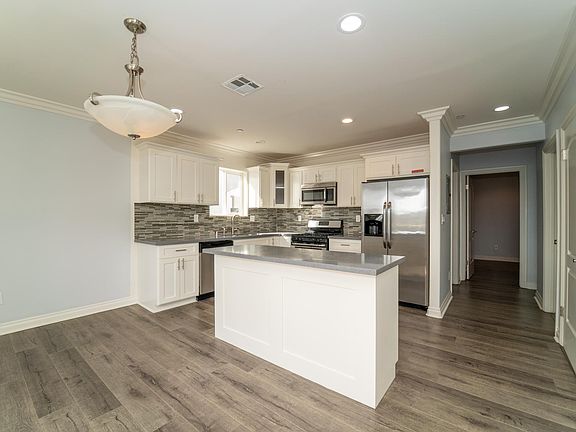 4th image of 635 N Berendo St