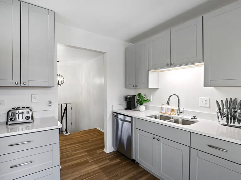 Honeywood Dr — Photo 19