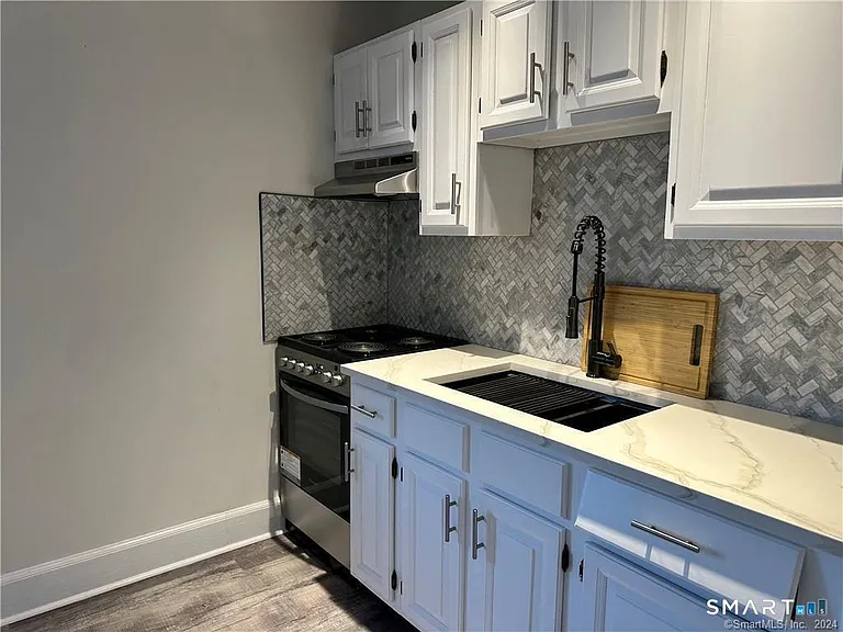18 Cold Spring Rd — Photo 3