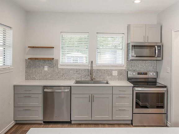 4th image of 3233 Lubbock Ave