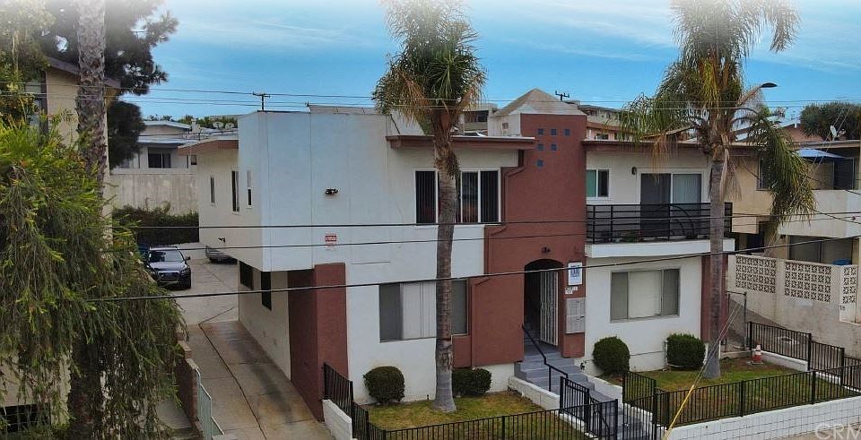 1st image of 721 W Hyde Park Blvd