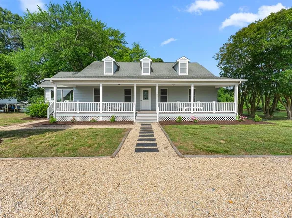 104 Bells Creek Ln, Kilmarnock, VA 22482