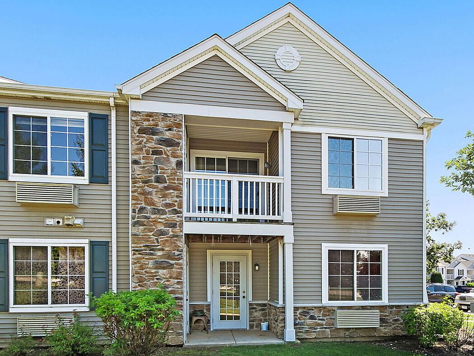 1st image of 131 Silverstone Dr #4