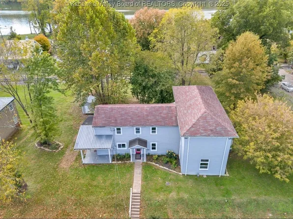 18 Walnut St, Ravenswood, WV 26164