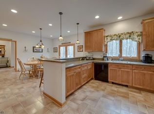 9 Hill Top Trl, Andover, NJ 07821