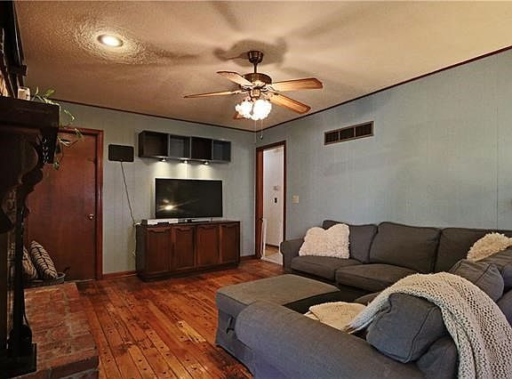 3rd image of 6829 Englewood Ave