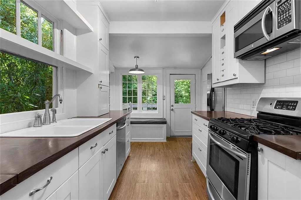 3 bed, 2.0 bath, 1120 sqft, $3,500 — Photo 3