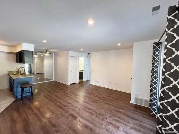 16484 Clarkson Dr, Fraser, MI 48026