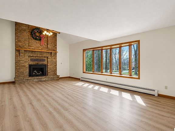 5th image of 3915 Maxwell Rd