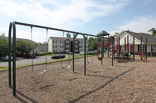 Laurelwood Park Apartments — Photo 2