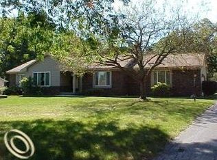 1071 Willow Ln, Howell, MI 48843