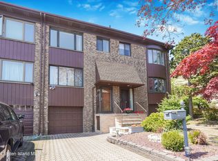 220 Grasmere Dr, Staten Island, NY 10305
