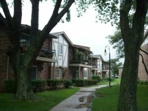9S070 S Frontage Rd APT 25-211, Willowbrook, IL 60527