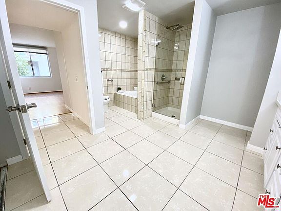4th image of 5301 Balboa Blvd Unit F5