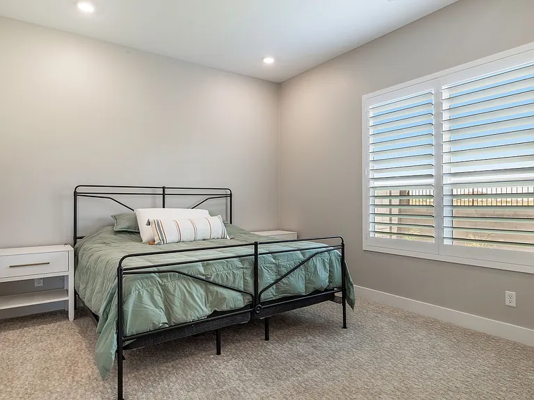 1725 E Questa Dr — Photo 48