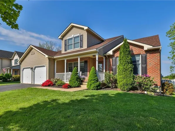 26 Country Side Ct, Easton, PA 18045