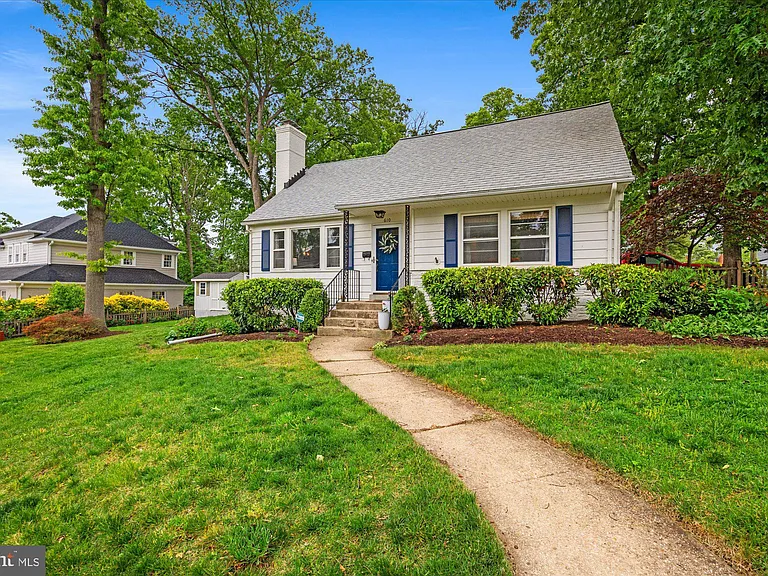 610 Crestwood Dr — Photo 2