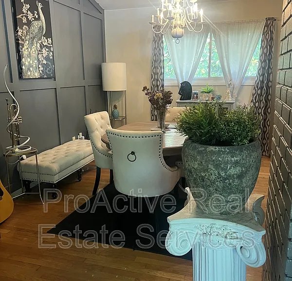 608 Charlton Dr — Photo 2