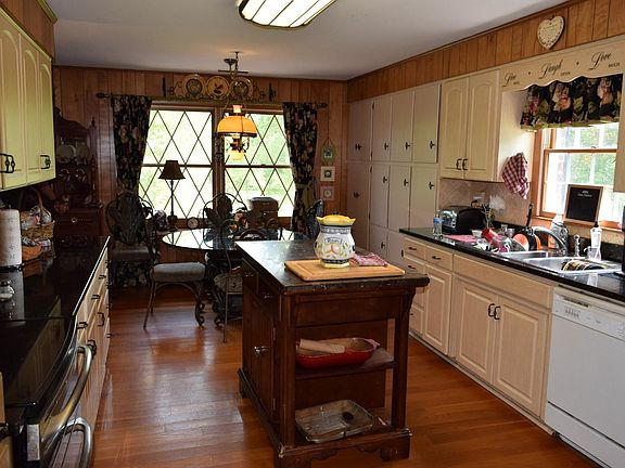 5th image of 70 Hillwood Cir