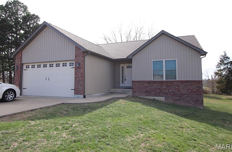 1st image of 611 Hawthorn Ln