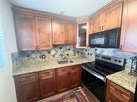2nd image of 304 Oakridge Q #304