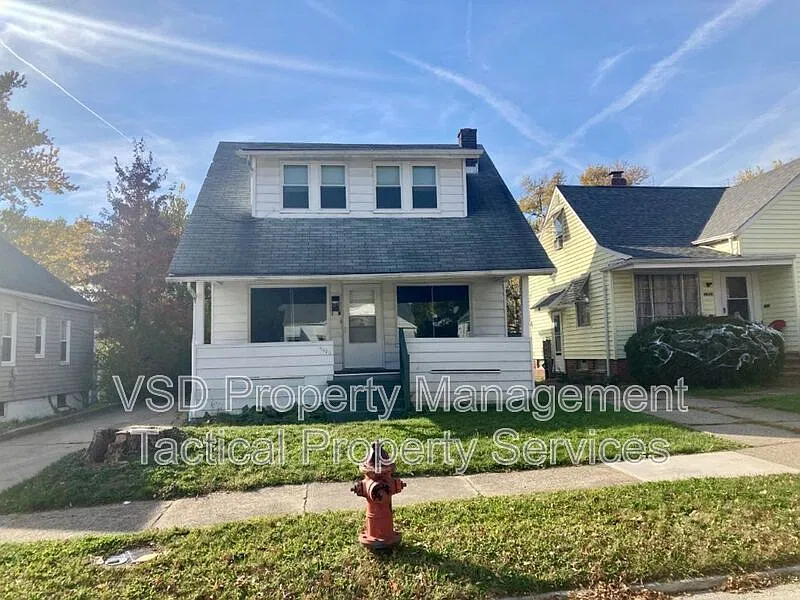4 bed, 1.5 bath, 1200 sqft, $1,395 — Photo 1