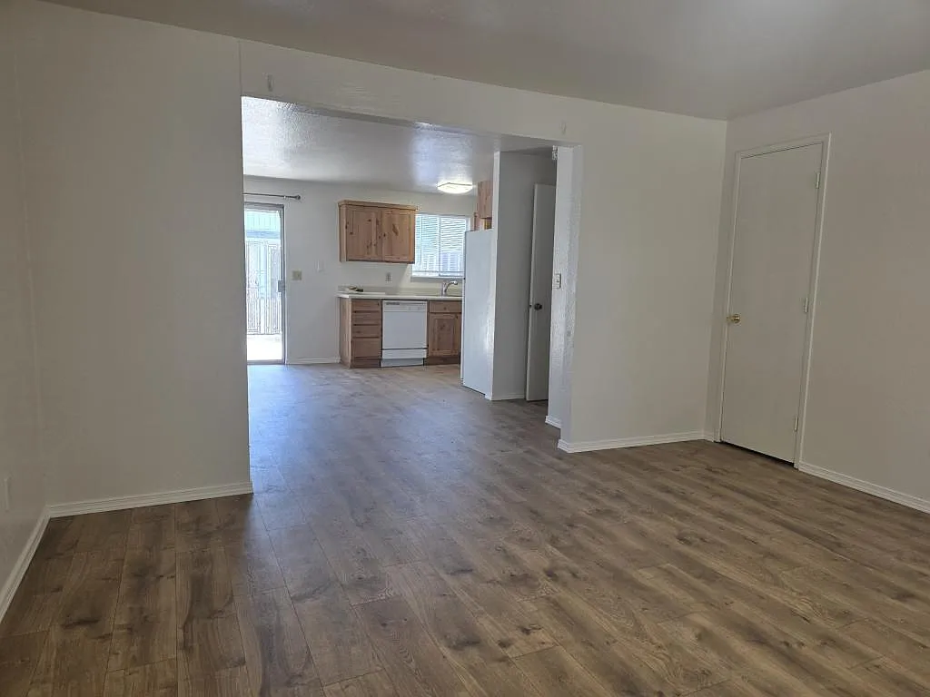 500 SE L St, Unit C — Photo 3