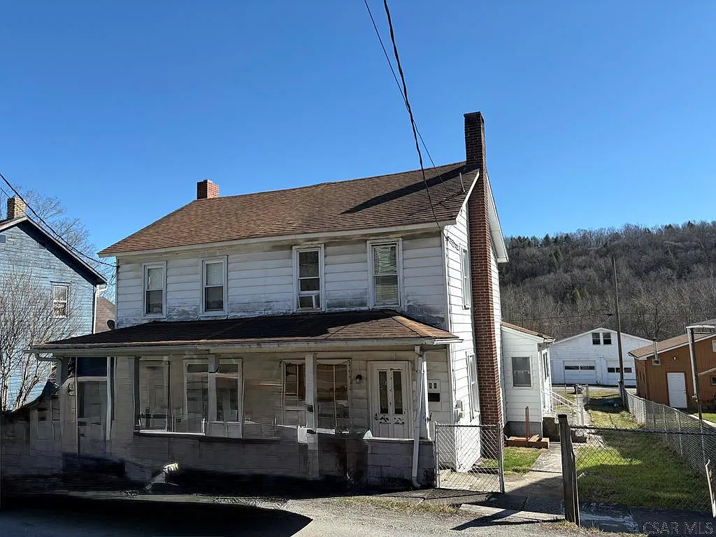 588 Railroad St photo 1