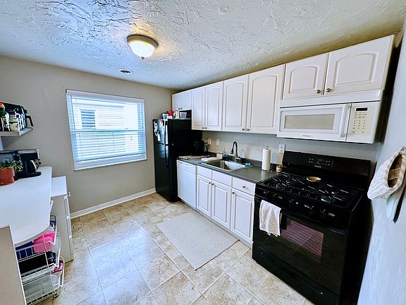 Kitchen (view 1)