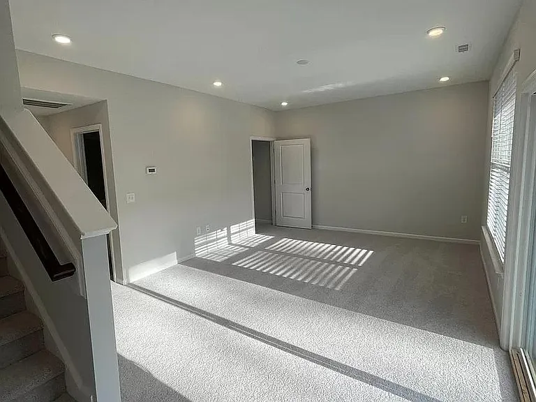 1049 Islip Pl — Photo 4