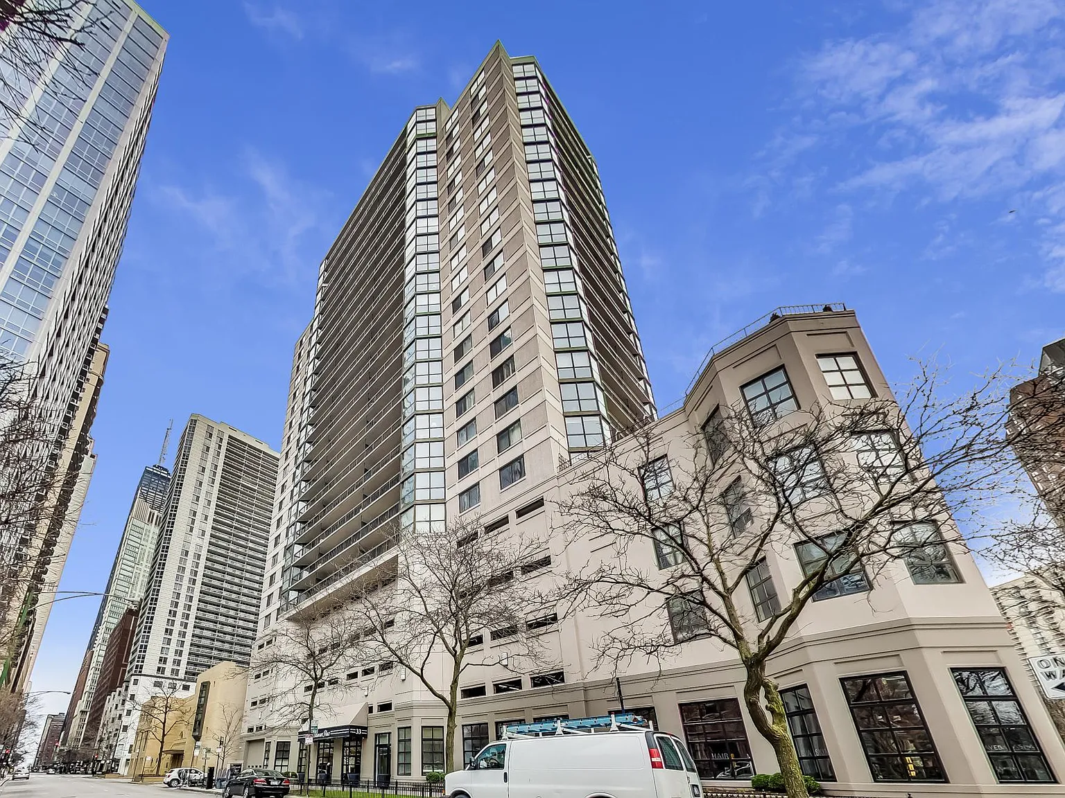 33 W Delaware Pl — Photo 2