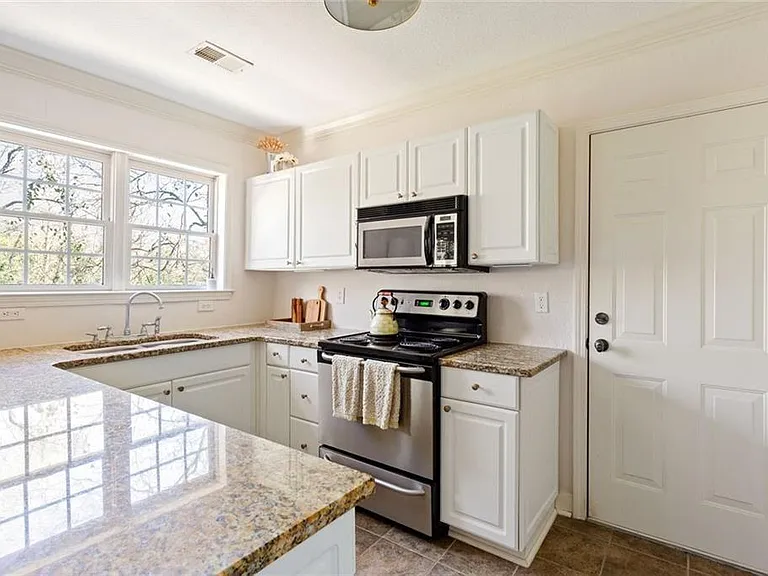115 Peachtree Memorial Dr NW #C3 — Photo 4