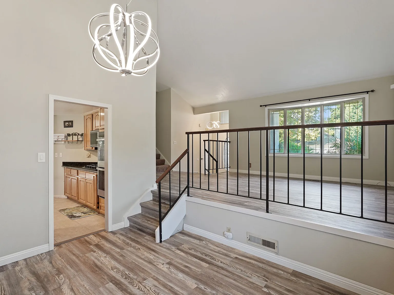 5 bed, 3.5 bath, 7876 sqft, $3,100 — Photo 3