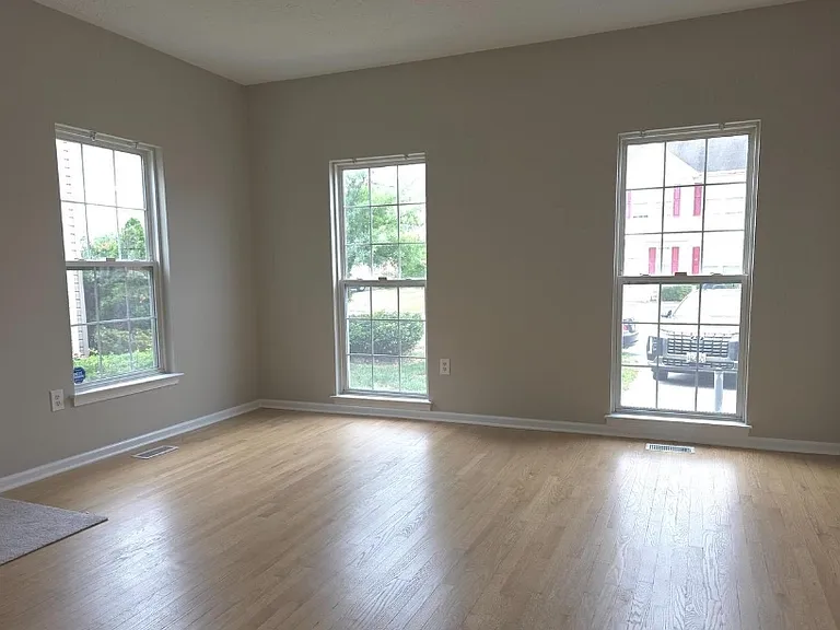 218 Eisenhower Ct — Photo 3