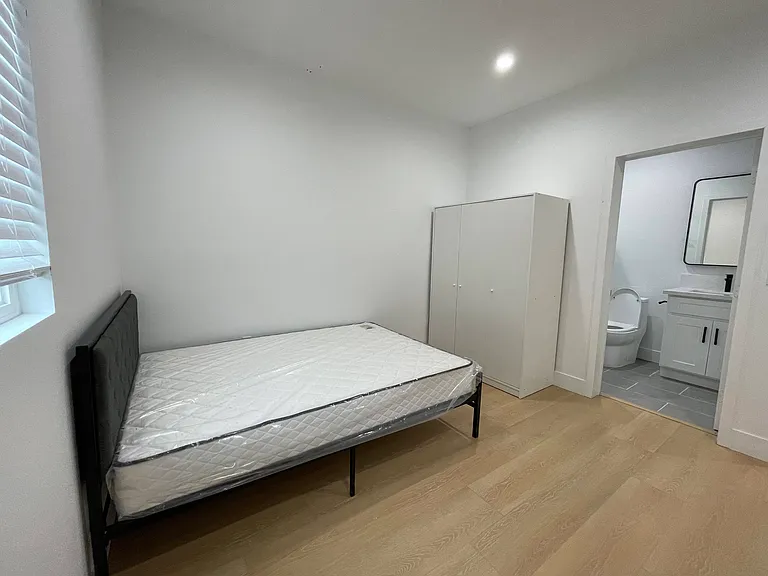 1340 W 37th St #1342-1/4 — Photo 8