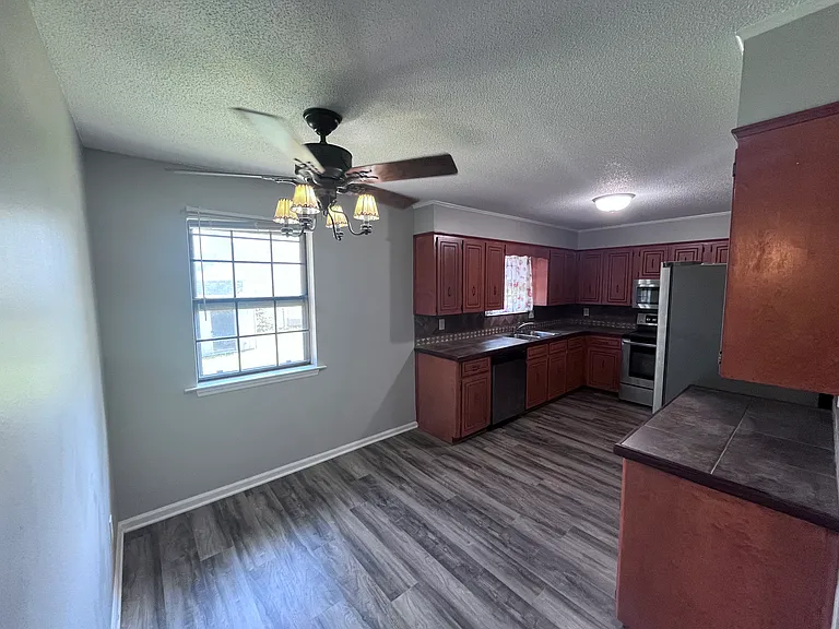 215 Berkshire Cir — Photo 12