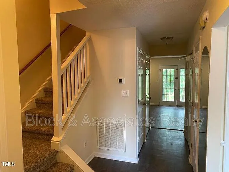 553 Darby Glen Ln — Photo 9