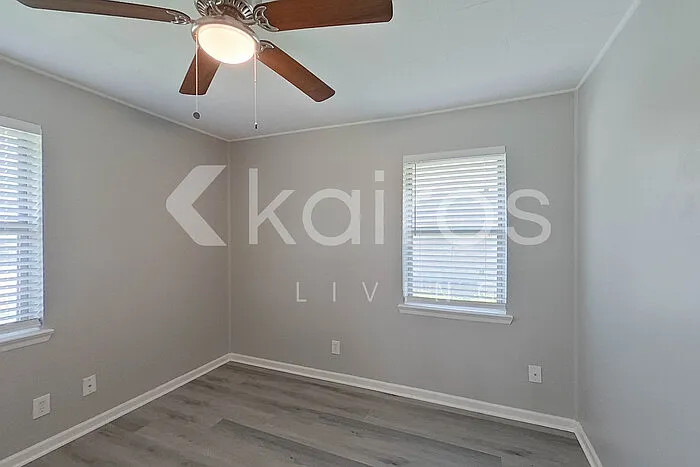 111 Evelyn St — Photo 22