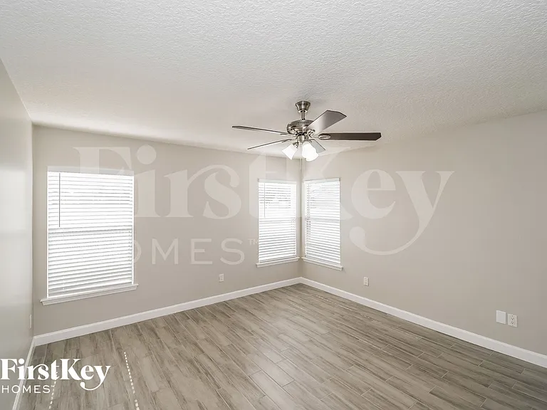2402 Bentshire Dr — Photo 8