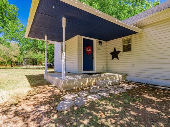 706 Jefferson St, Bowie, TX 76230