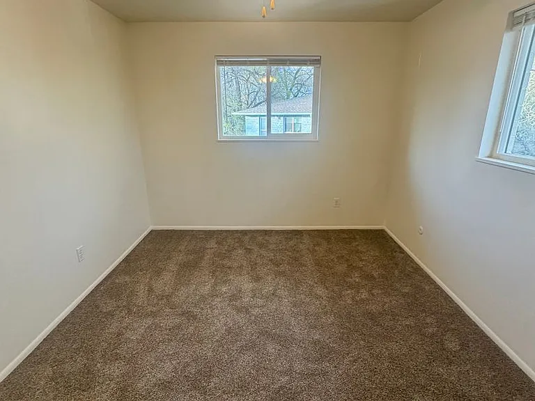 2625 N Chestnut St — Photo 15