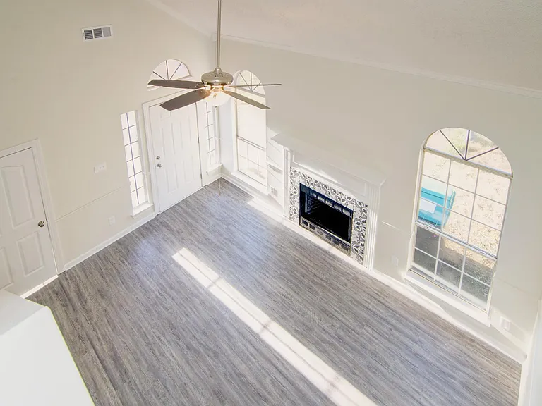 2822 Laura Cir E — Photo 17