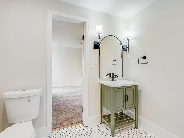 1008 E Waldburg St — Photo 11