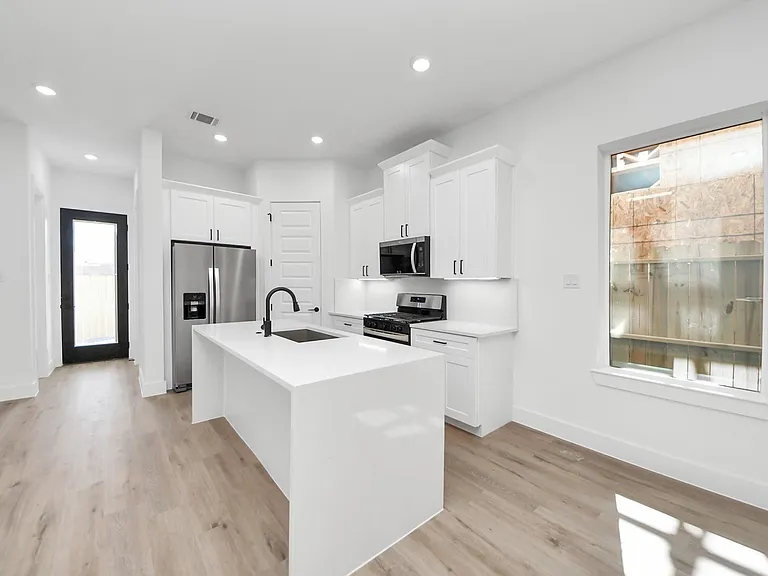 3310 Hardy St — Photo 8