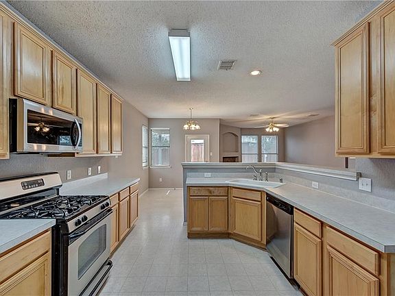 5th image of 12660 Oakwood Cir