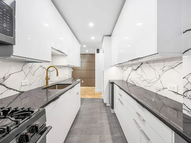 25 Minetta Ln #2F — Photo 1