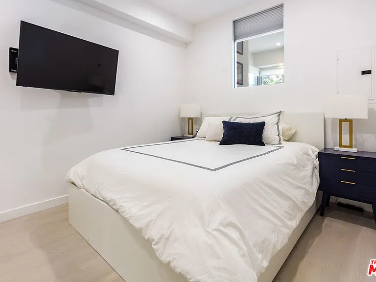 838 N Doheny Dr #203 — Photo 17