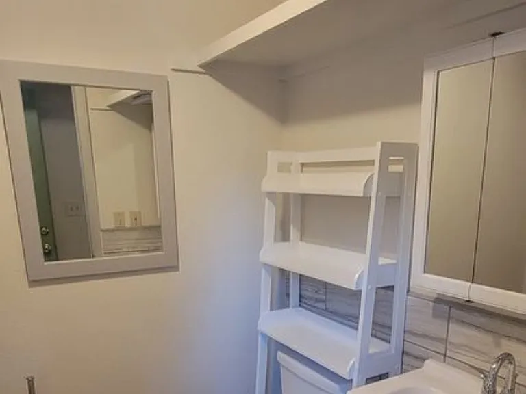 2nd half bathroom with washer/dryer hookups.