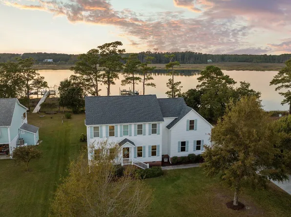 403 Pelican Harbor Road, Beaufort, NC 28516