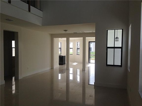 5th image of 10434 NW 70 Ln